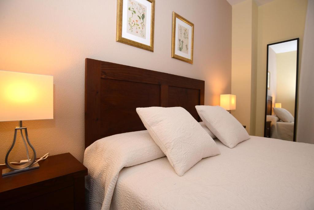 Apartamentos Turísticos Ceres Parking Gratis - Four-Bedroom Apartment