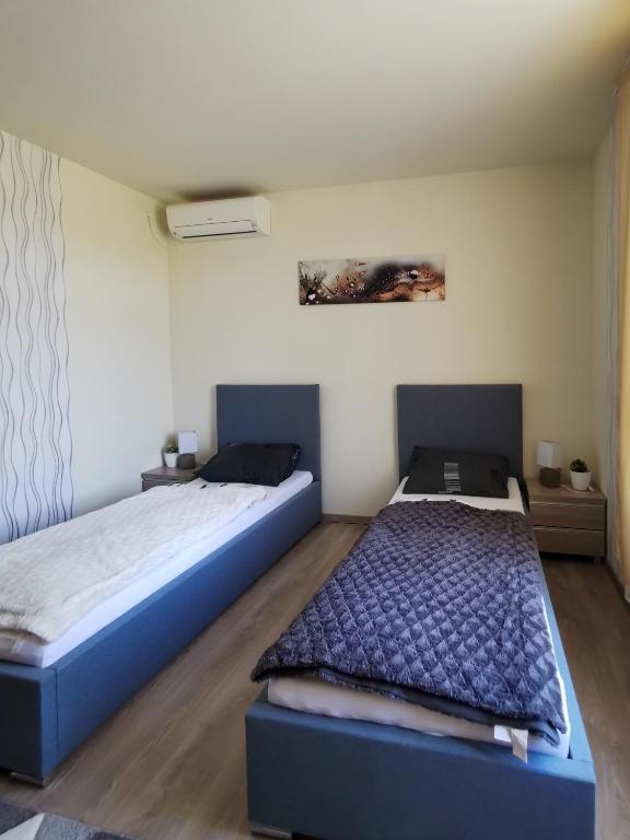 Łóżko lub łóżka w pokoju w obiekcie Bokor Vendégház