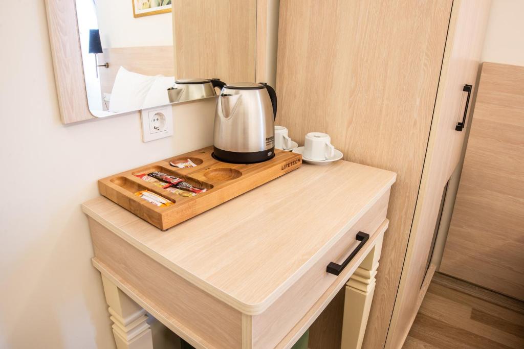 Příslušenství pro přípravu čaje a kávy v ubytování Royal Bosphorus Hotel & SPA Hamam