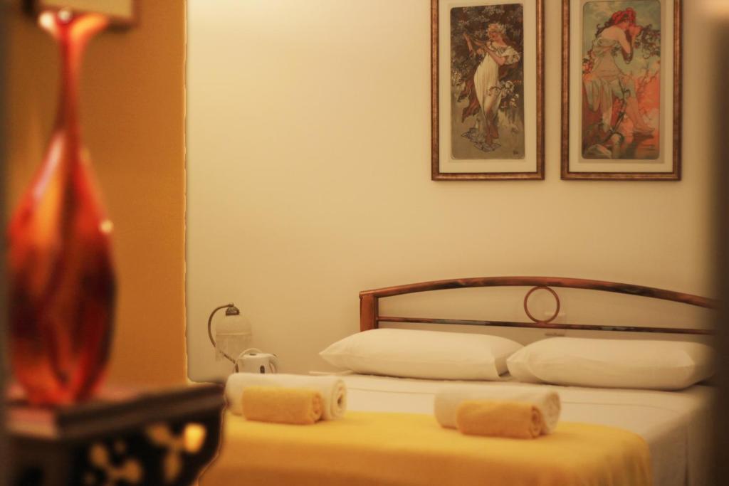 1 dormitorio con 1 cama con 2 toallas en Giljana ensuite rooms shared terrace & kitchen, en San Julián