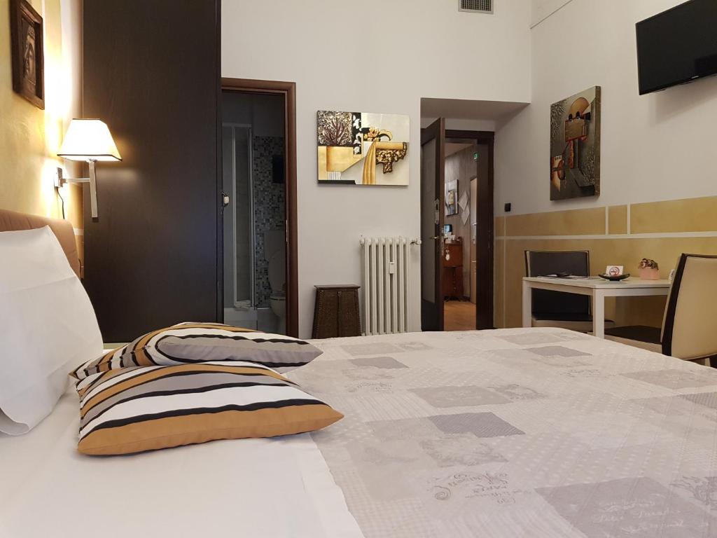 ein Schlafzimmer mit einem Bett mit zwei Kissen darauf in der Unterkunft Cittadella in Verona