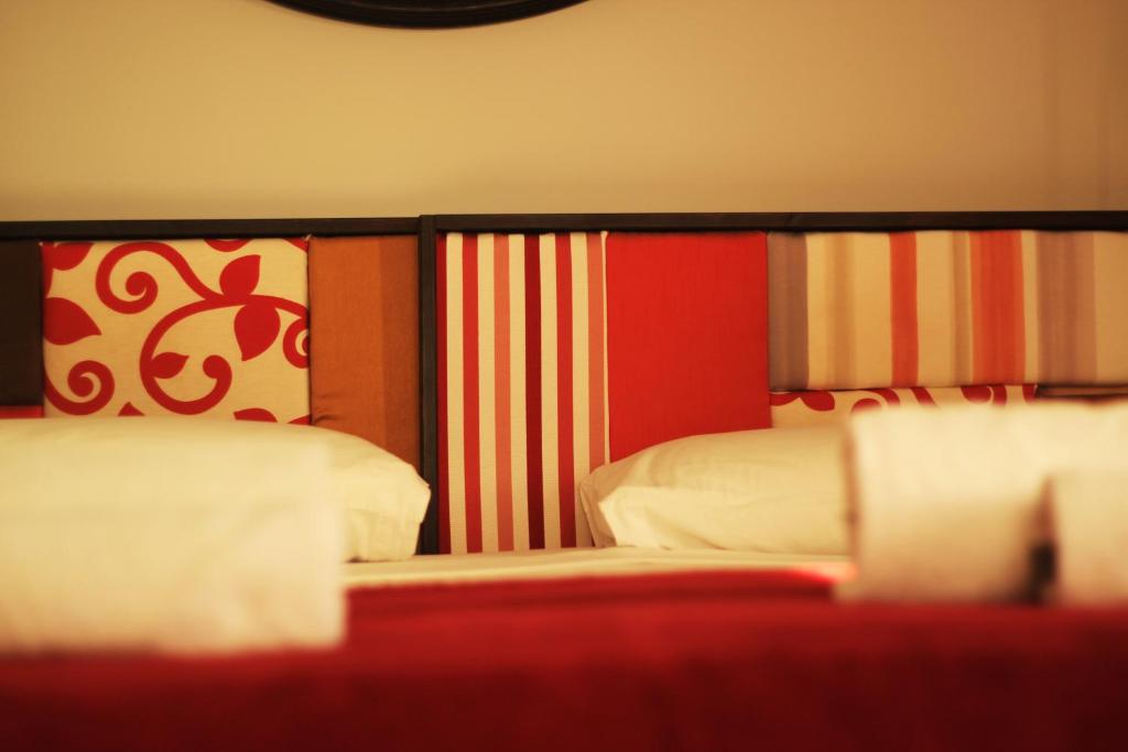 Postel nebo postele na pokoji v ubytování Giljana ensuite rooms shared terrace & kitchen