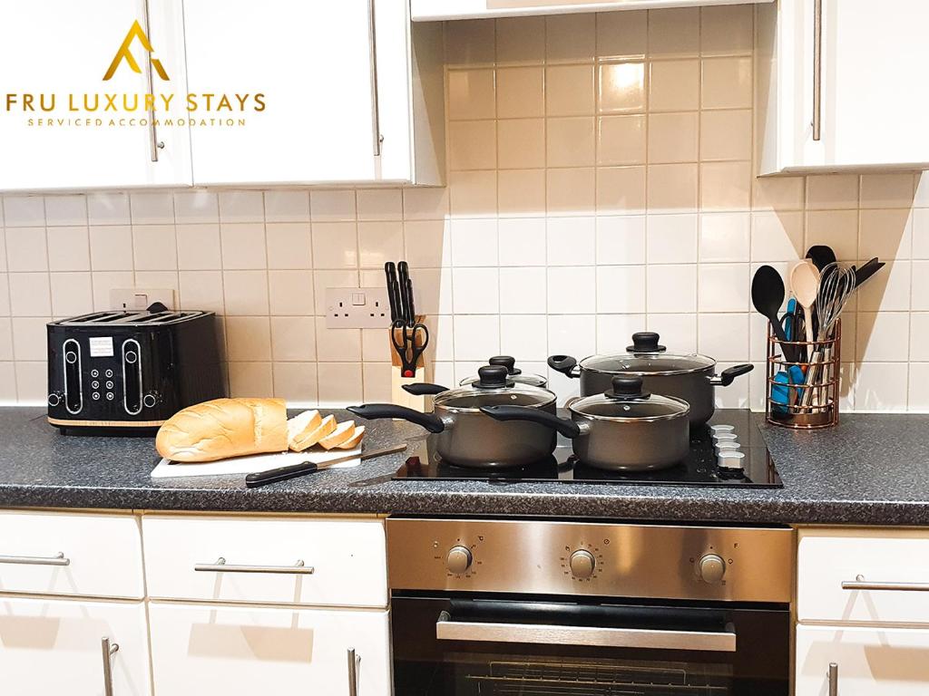 Fru Luxury Stays Serviced Accommodation -CITY STAR- Manchester 2 Bedroom Free Gated Parking & WIFI