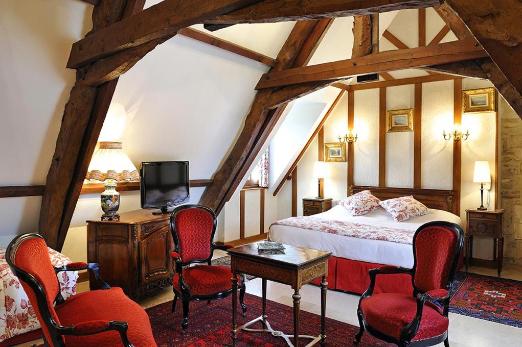 Postel nebo postele na pokoji v ubytování Hôtel Le Manoir De Mathan Crépon à la campagne 5 mn d'Arromanches et 10 mn de Bayeux