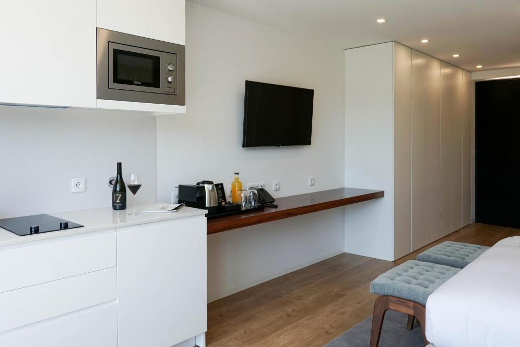 A cozinha ou kitchenette de Portovella Lodges & Bungalows