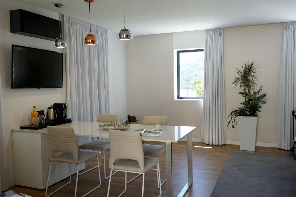 Uma televisão e/ou sistema de entretenimento em Portovella Lodges & Bungalows