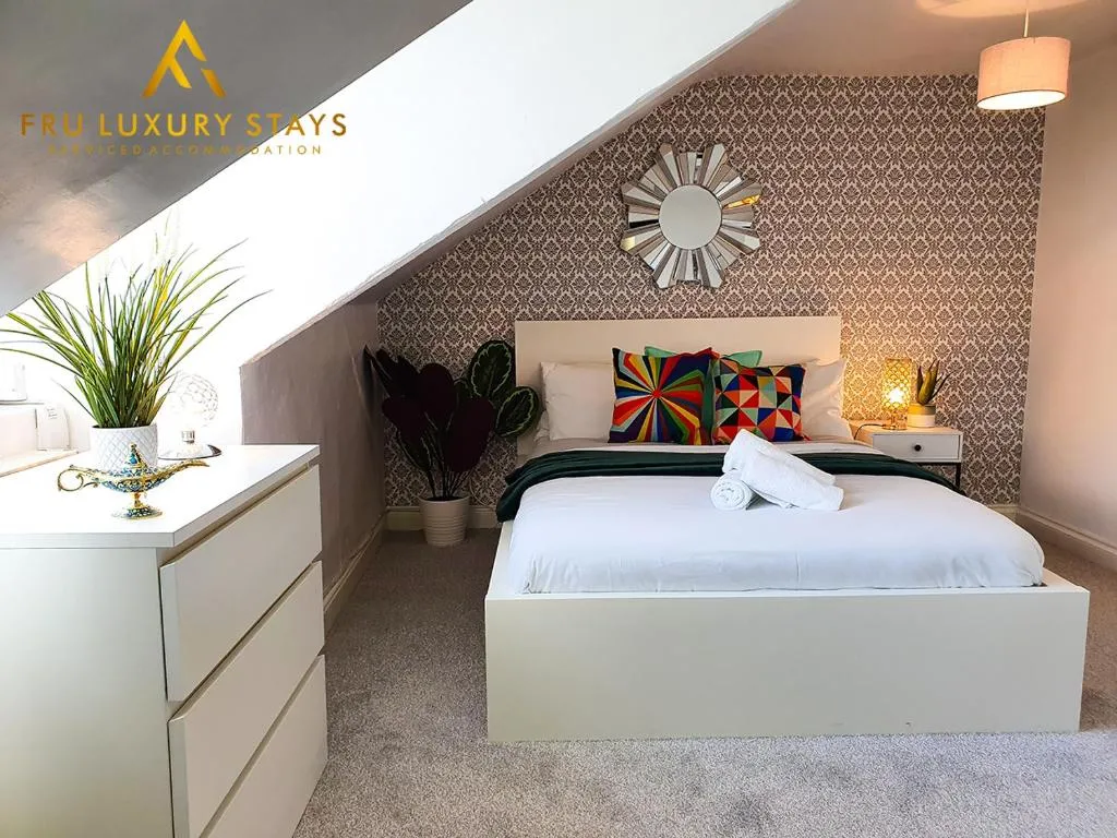 Book Today!!! Fru Luxury Stays Serviced Accommodation -YOUR RIAD- Plymouth,1 Bedroom Apartment, Up to 4 Guests with FREE PARKING and Wifi, Plymouth, United Kingdom