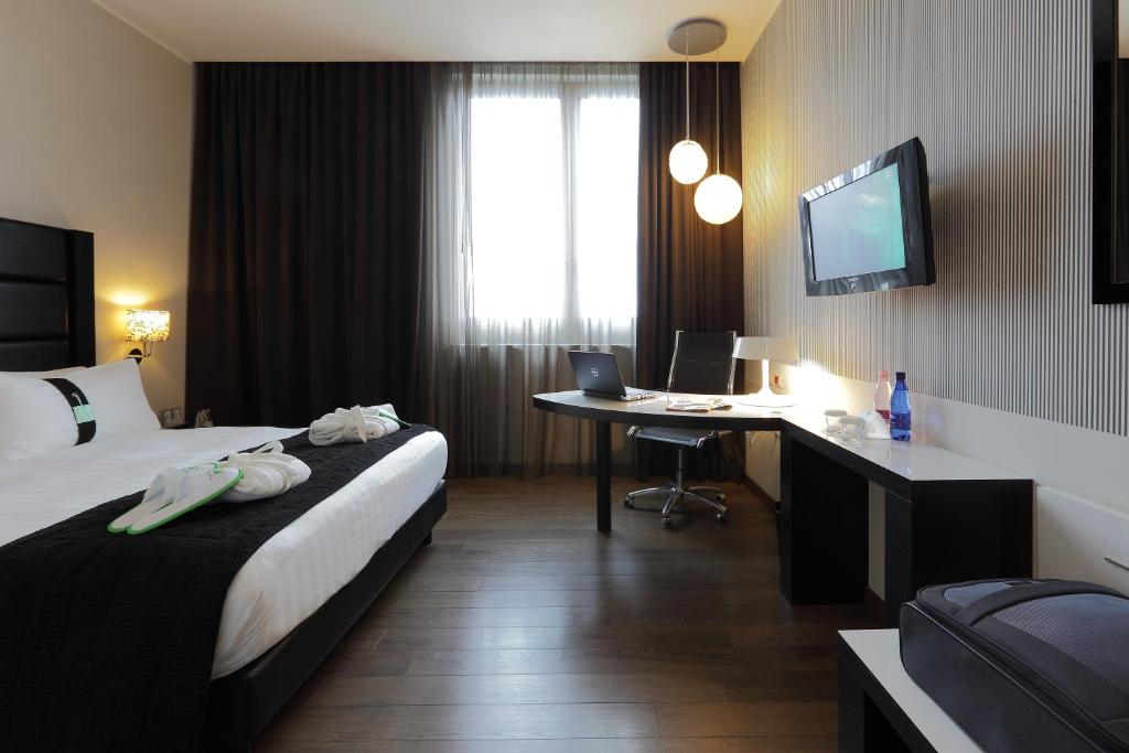 A television and/or entertainment centre at Holiday Inn Genoa City by IHG