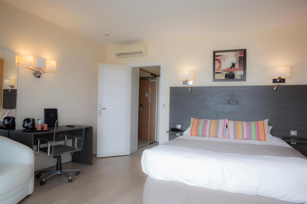 Postel nebo postele na pokoji v ubytování Arc Hôtel Sur Mer