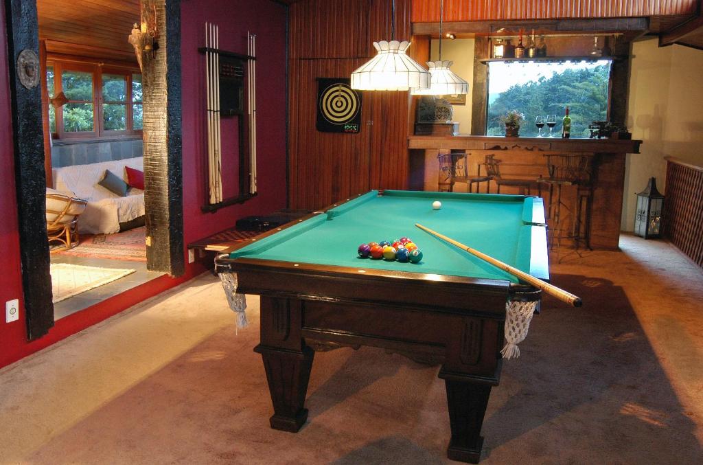 Biliár nebo kulečník v ubytování Casa da Colina Chalés