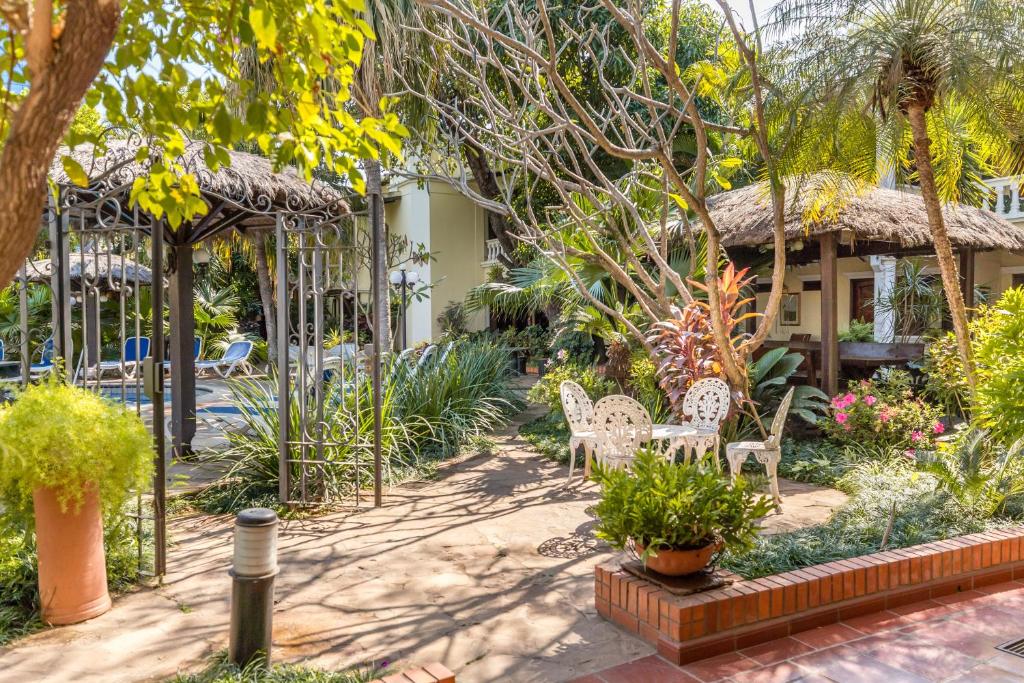 Κήπος έξω από το Paramanta Lifestyle Hotel