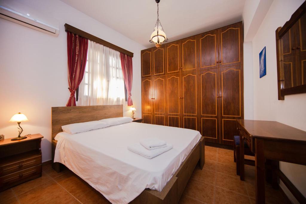 A bed or beds in a room at Stegnailion