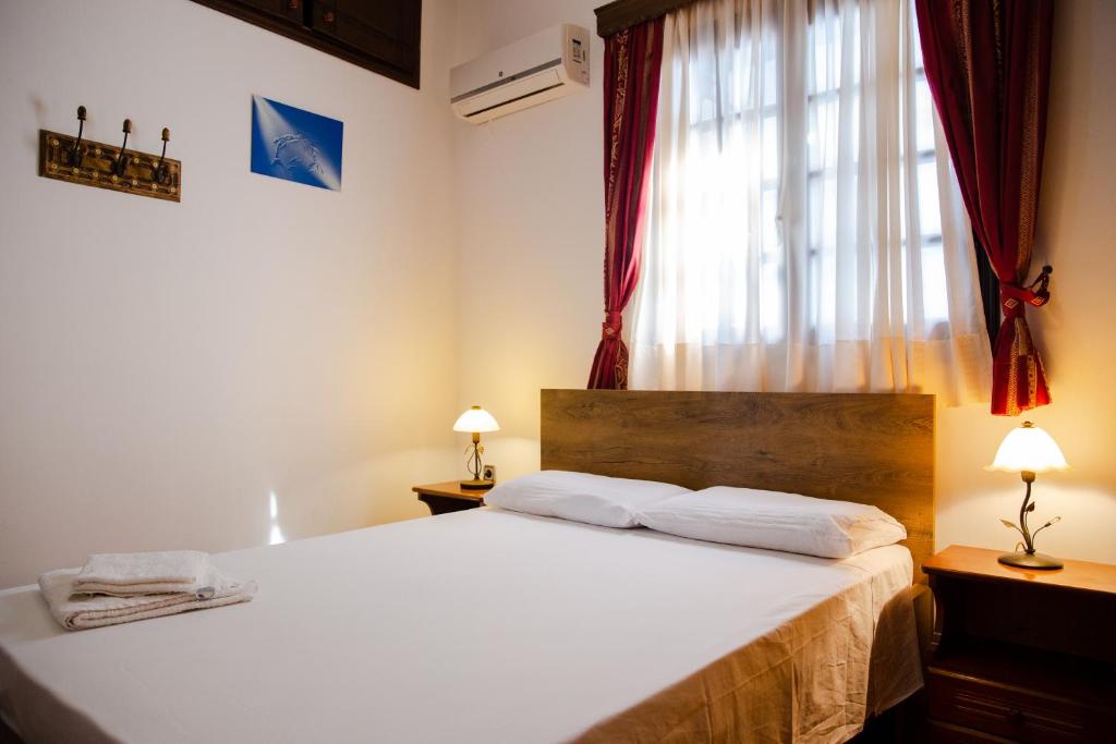 A bed or beds in a room at Stegnailion