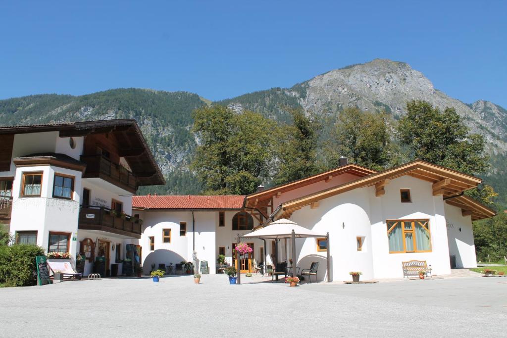 Nespecifikovaný výhled na hory nebo výhled na hory při pohledu z hotelu
