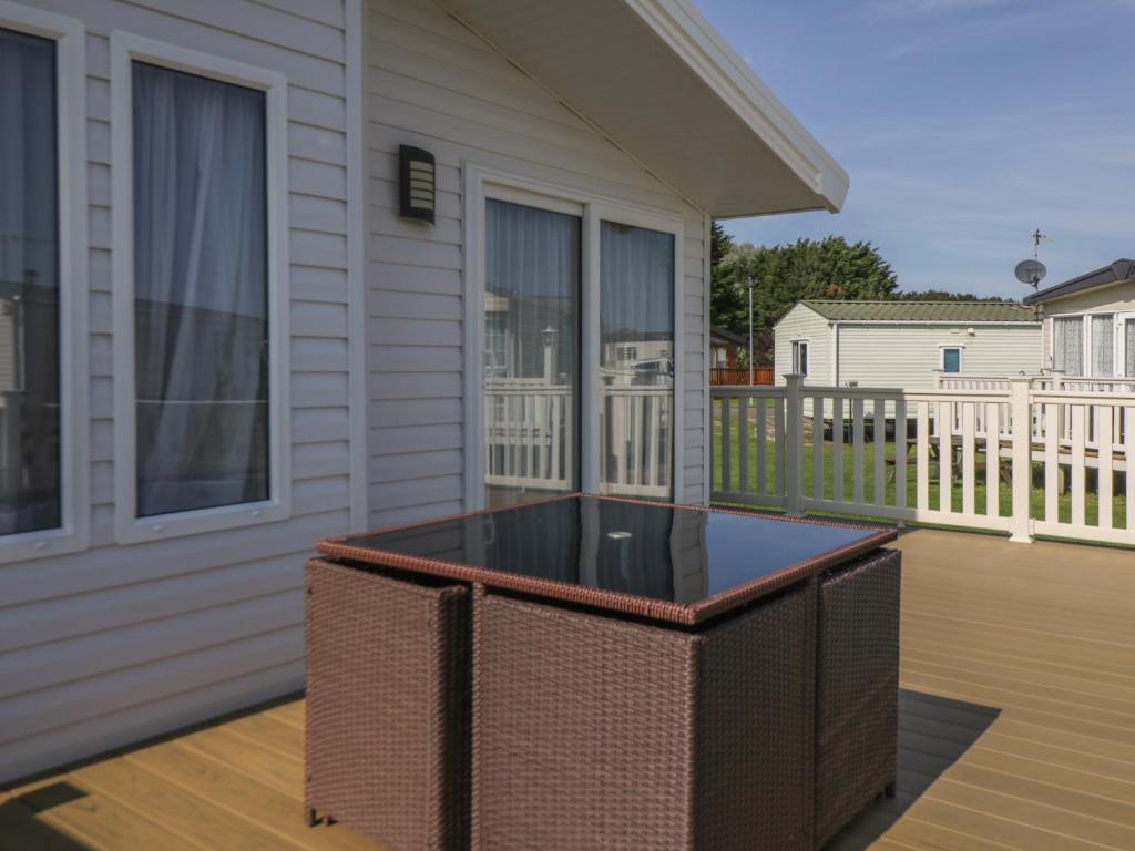 a screened porch with a table on a house at Daisy Lodge in Scarborough