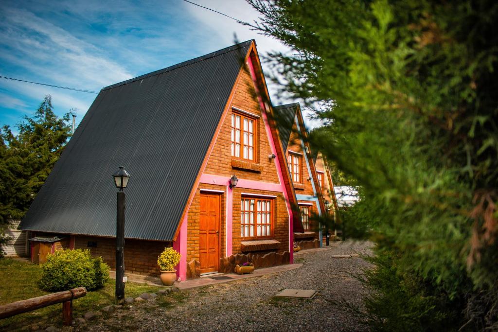 埃斯克爾的住宿－Patagonia Encantada by DECK，一座大型木房子,设有黑色屋顶