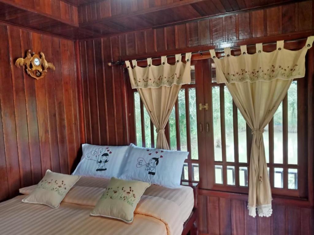 เรือนไทยใจสุขเอ๋ย - Queen Kamer Met Balkon
