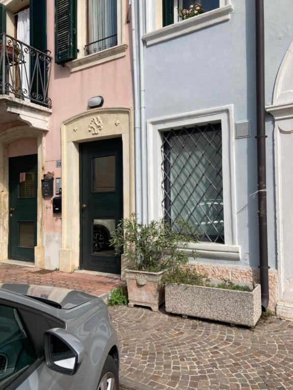 um carro estacionado em frente a um edifício em BLU BED em Castelnuovo del Garda