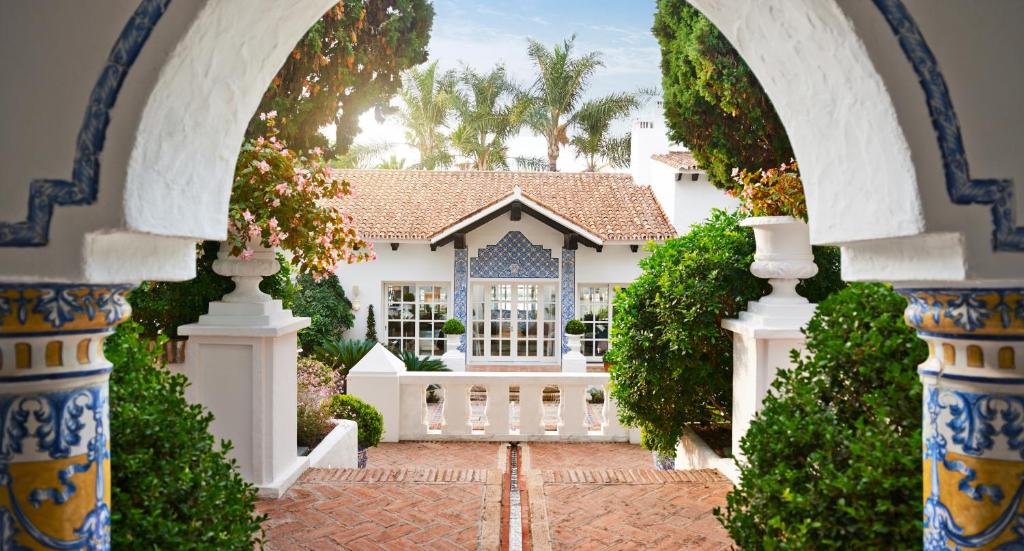 d'une maison avec une arche dans l'établissement Marbella Club Hotel · Golf Resort & Spa, à Marbella