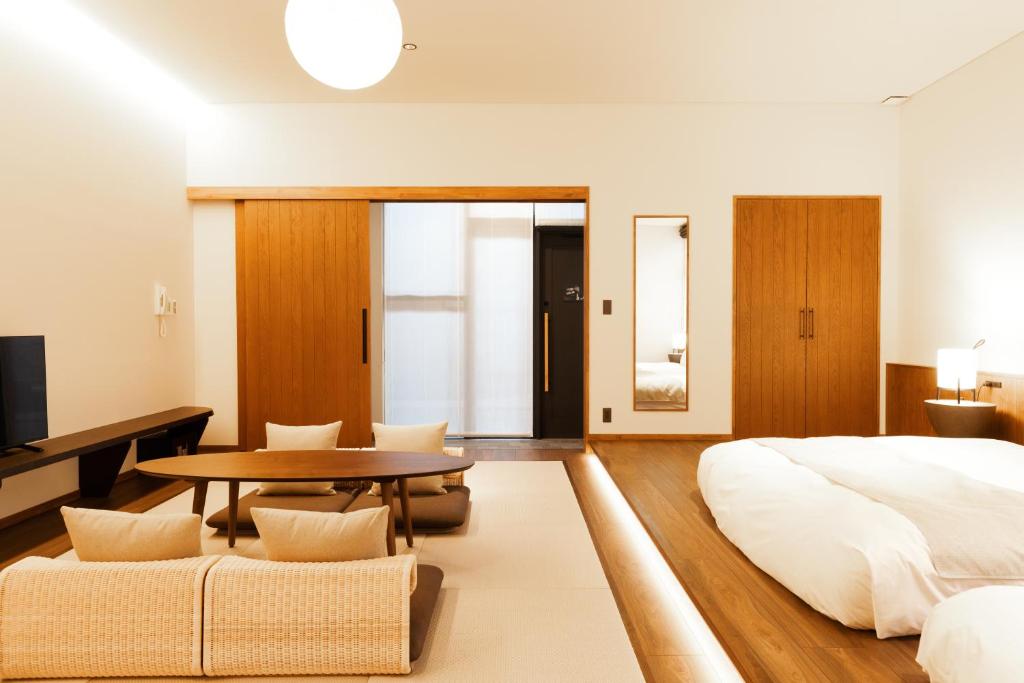 Postel nebo postele na pokoji v ubytování HOTEL KARUIZAWA CROSS