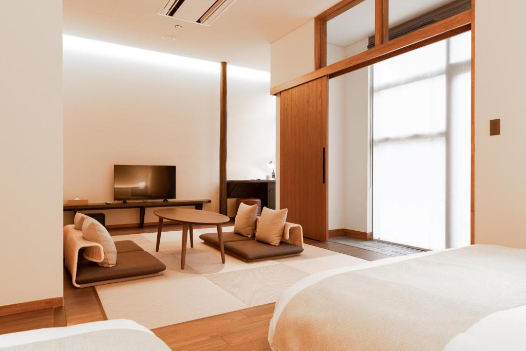 Postel nebo postele na pokoji v ubytování HOTEL KARUIZAWA CROSS