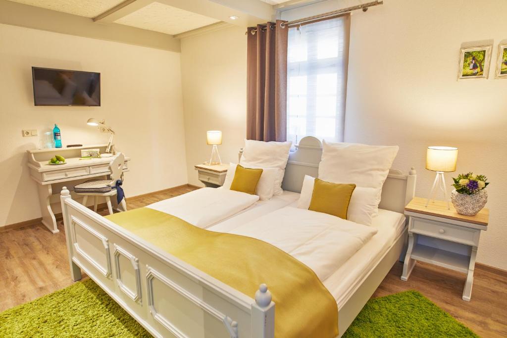 A bed or beds in a room at Hotel Landgraf