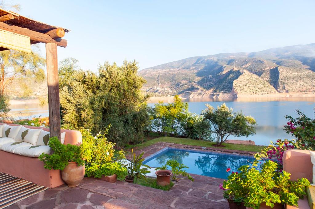 a house with a swimming pool with a view of a lake at Villa sur le lac Bin el ouidane in Aït Irizane
