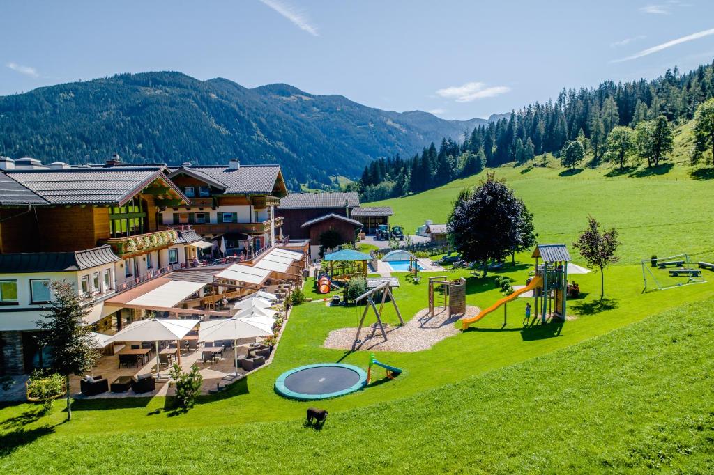 eine Luftansicht eines Resorts mit Spielplatz in der Unterkunft Hotel Taxerhof in Radstadt