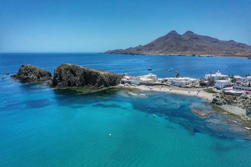 ラ・イスレタ・デル・モロにあるisleta del Moro Danielの海上の小島の空中風景