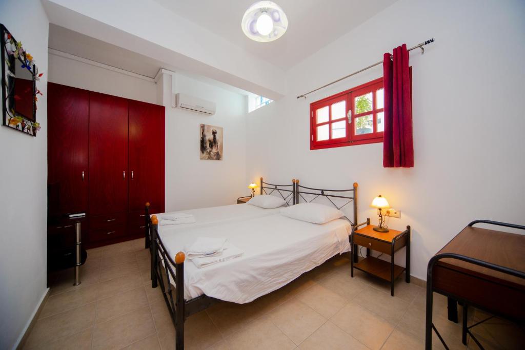 A bed or beds in a room at Stegnailion