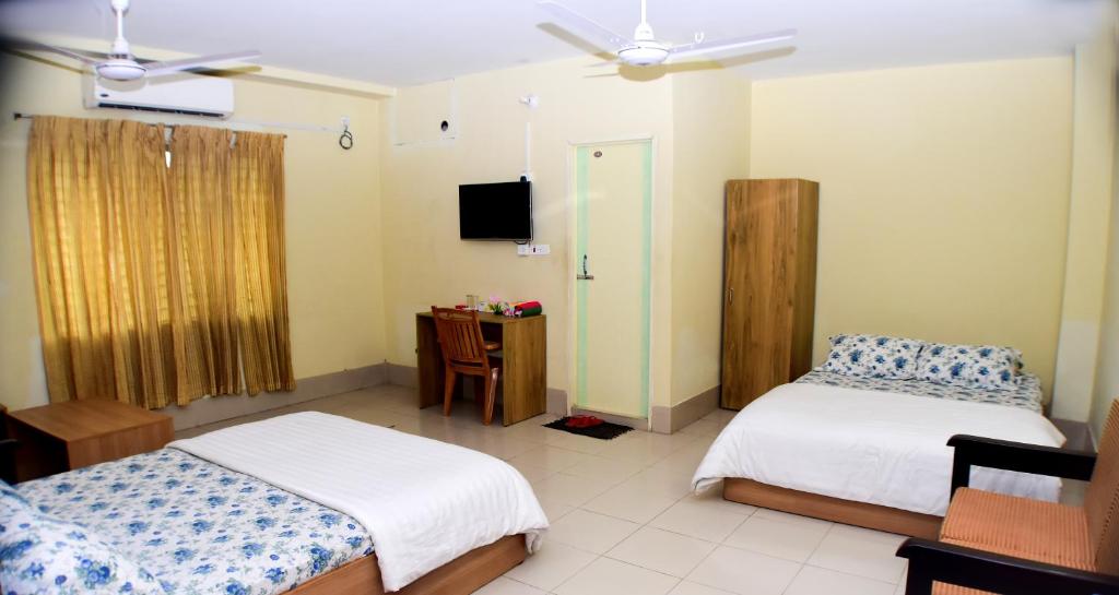 เตียงในห้องที่ Sreemangal Inn Hotel & Restaurant