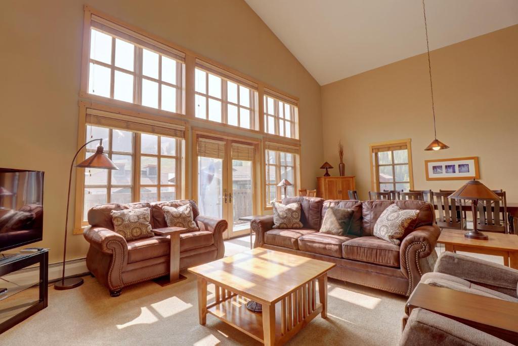 uma sala de estar com dois sofás e uma televisão em PP514 Passage Point condo em Copper Mountain
