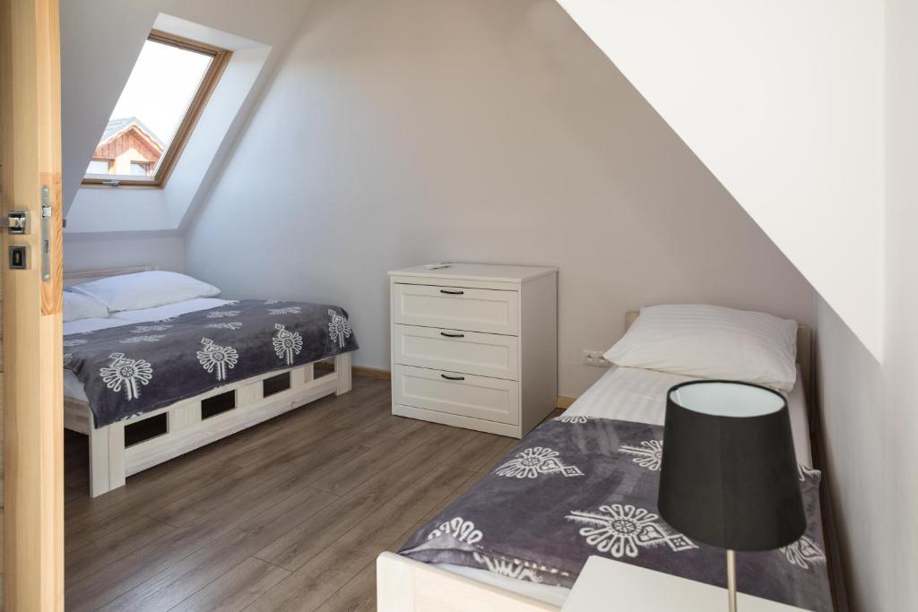 Posteľ alebo postele v izbe v ubytovaní Apartamenty Zielone Skałki