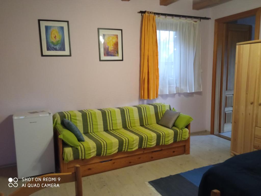 Posezení v ubytování Apartman egy Makovecz Imre tervezte házban