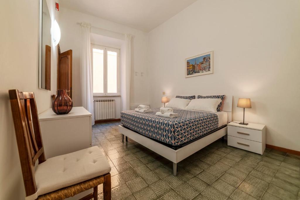 1 dormitorio con 1 cama y 1 silla en Casa dell'Arco, en Roma