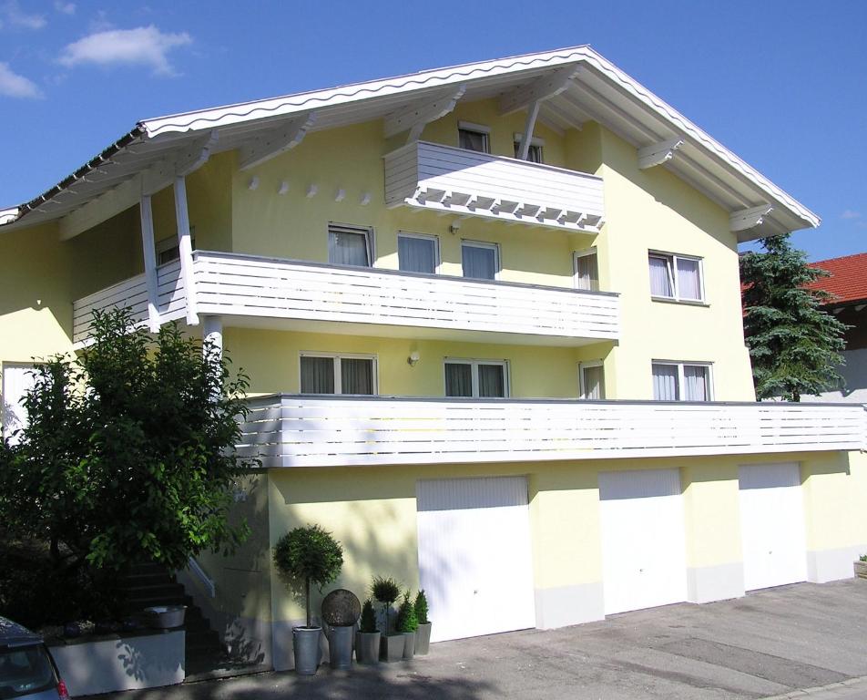 Casa blanca y amarilla con balcón en Haus Sonnenblick, en Lam