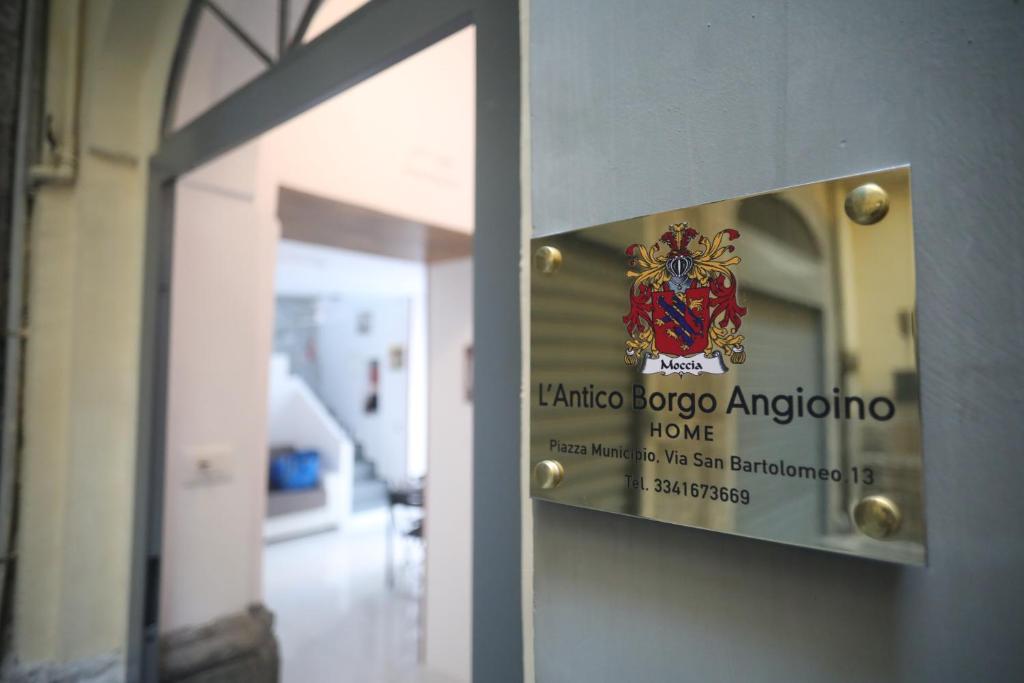 Eine Tür mit einem Schild, auf dem das lateinamerikanische Haus steht. in der Unterkunft L'antico Borgo Angioino in Neapel