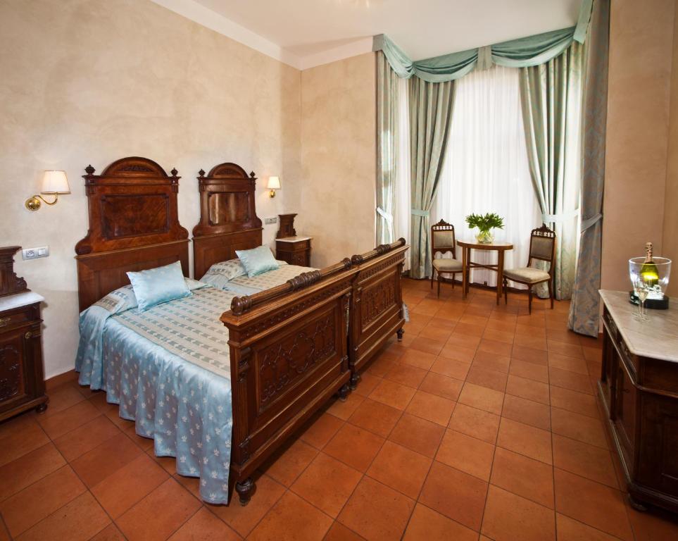 Postel nebo postele na pokoji v ubytování Hotel Caesar Prague