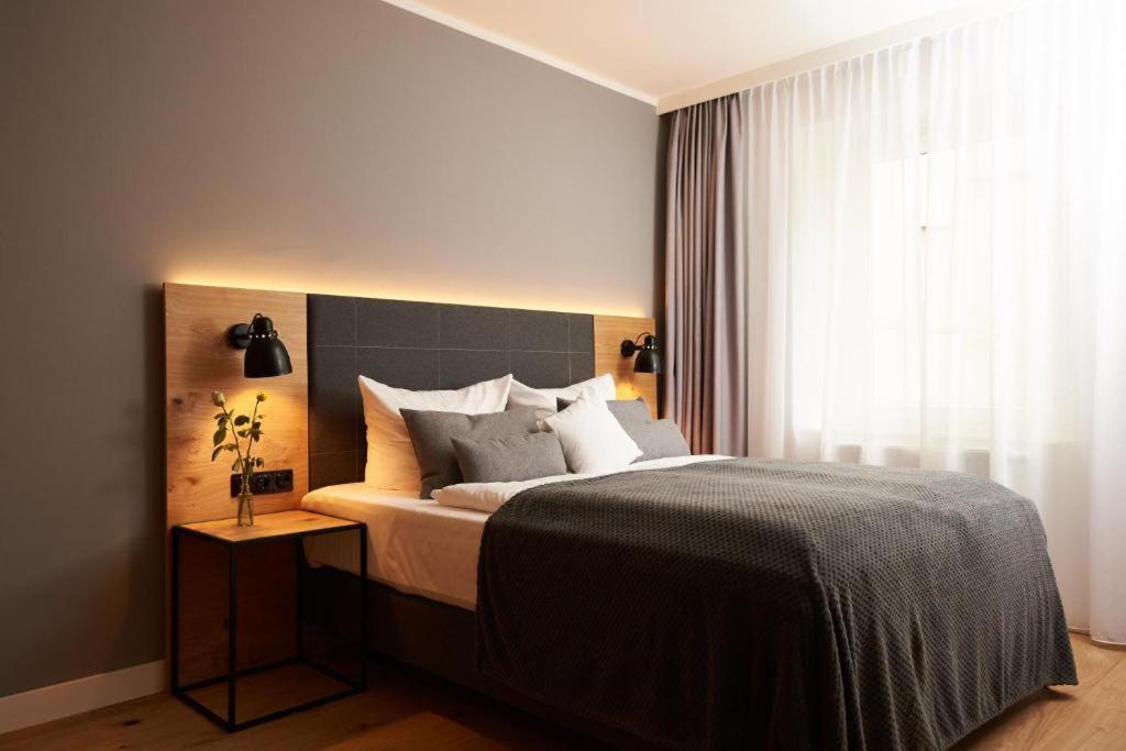 Un dormitorio con una cama grande y una ventana en Coffee Fellows Hotel Trier, en Trier