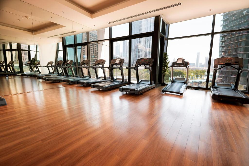 Fitness centrum a/nebo fitness zařízení v ubytování FIRST CLASS 3BR with full BURJ KHALIFA and FOUNTAIN VIEW