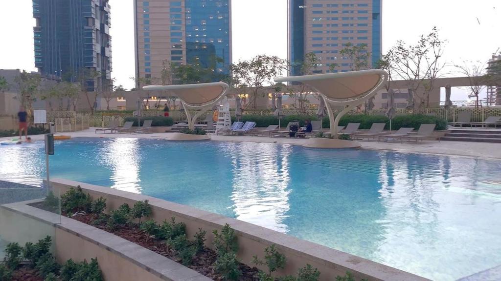 Bazén v ubytování FIRST CLASS 3BR with full BURJ KHALIFA and FOUNTAIN VIEW nebo v jeho okolí