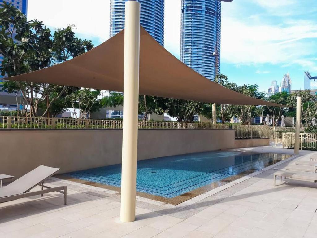 Bazén v ubytování FIRST CLASS 3BR with full BURJ KHALIFA and FOUNTAIN VIEW nebo v jeho okolí