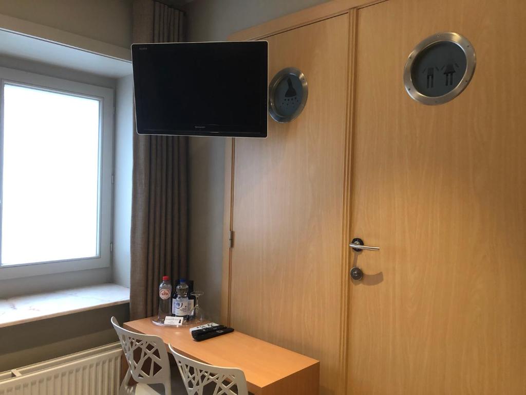 TV a/nebo společenská místnost v ubytování Hotel Duivels Paterke Harelbeeksestraat 29, 8500 Kortrijk