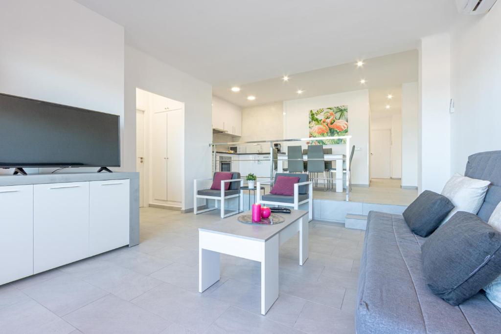 Televízia a/alebo spoločenská miestnosť v ubytovaní Apart-rent Apartment Gran reserva 0076