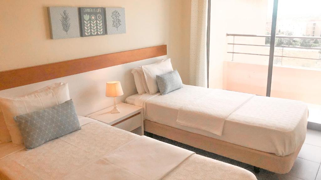 Ένα ή περισσότερα κρεβάτια σε δωμάτιο στο Sol da Rocha Penthouse by Sunny Deluxe
