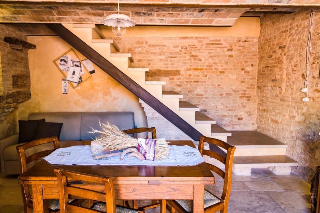 un tavolo e sedie in una stanza con scala di La Dimora del Pataca a Rimini