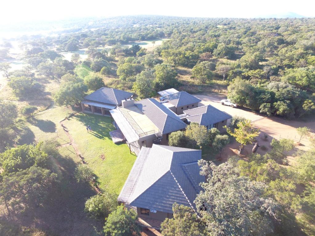 een luchtzicht op een huis met een tuin bij Elements Private Golf Reserve in Bela-Bela