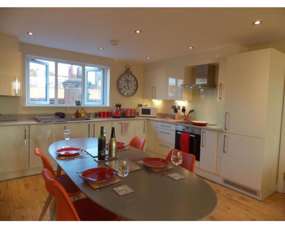 a kitchen with a table and chairs and a kitchen with a table and chairsktop at Penthouse apartment in Basingstoke in Basingstoke