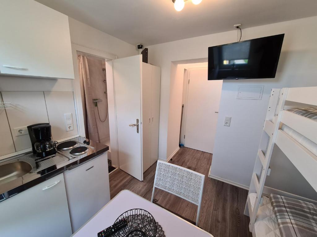 a small apartment with a kitchen and a bunk bed at Appartement Am Süllberg in Munster im Heidekreis