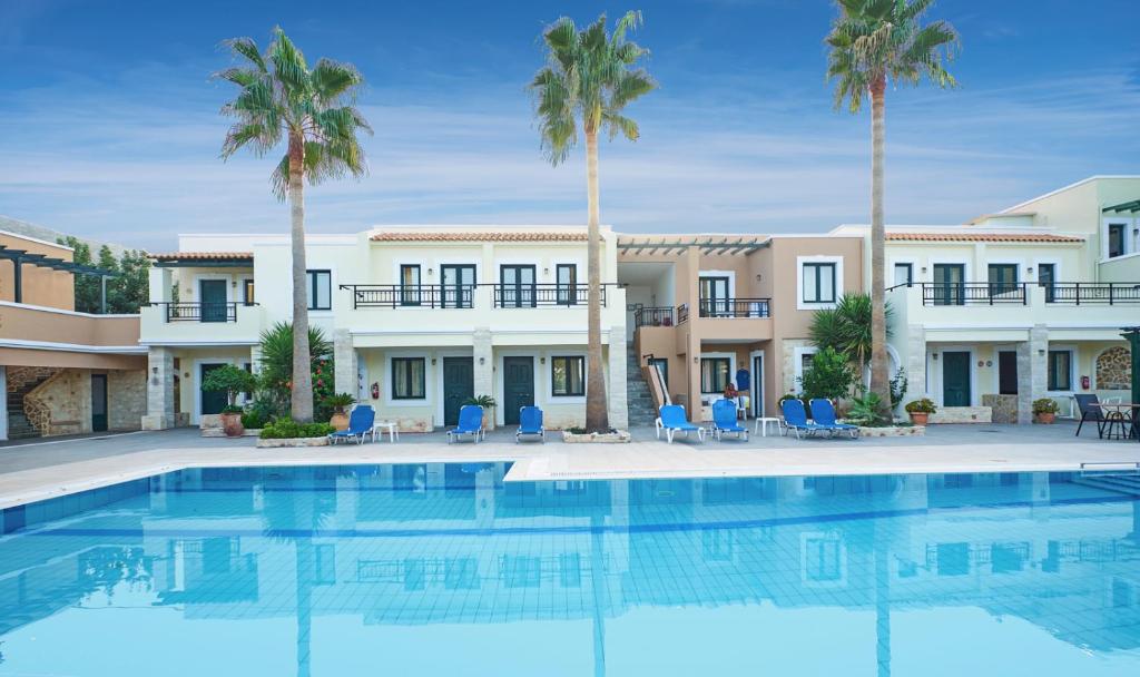 Basen w obiekcie Dionysos Apartments & Studios lub w pobliżu